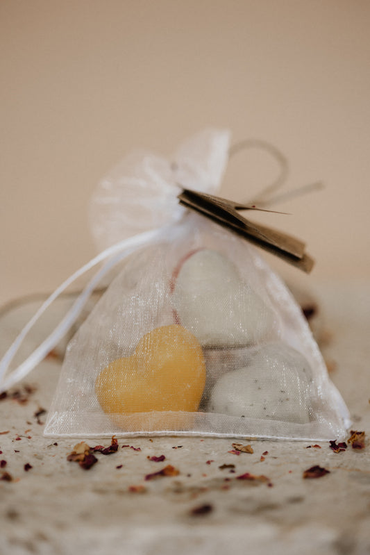 Fertiges Geschenkset 3x Herzchen im schönen Organzasäckchen